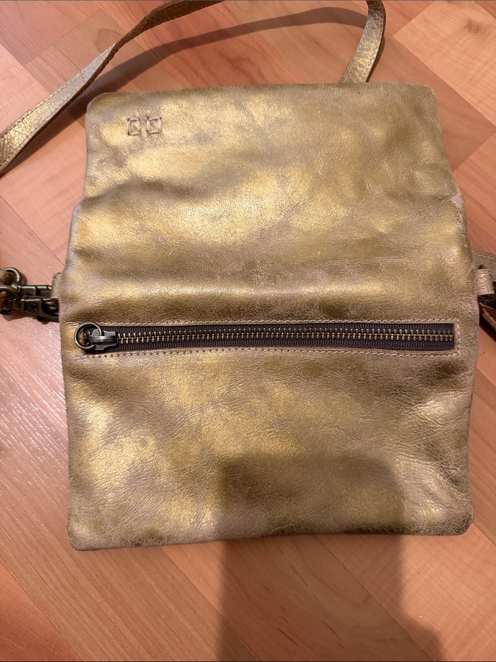 Bed Stu Metallic Gold Crossbody Wallet - Picture 4 of 6